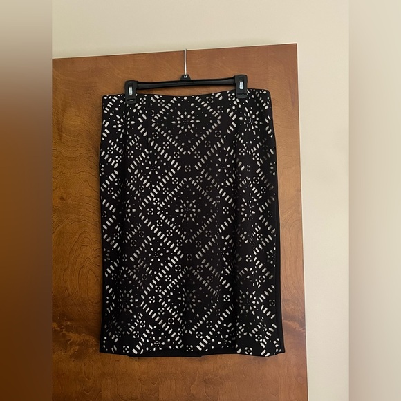 CHICOS NWOT Black Cut-out Pattern Overlay Pencil Skirt in Size 1.5. (Size 12) - Picture 1 of 9